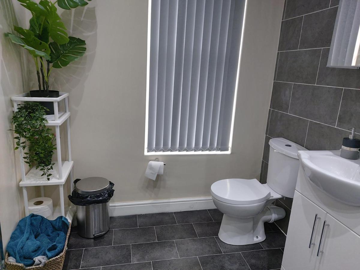 לידס Spacious Two Bedroom House, Parking And Wifi מראה חיצוני תמונה