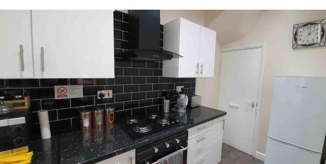 לידס Spacious Two Bedroom House, Parking And Wifi מראה חיצוני תמונה