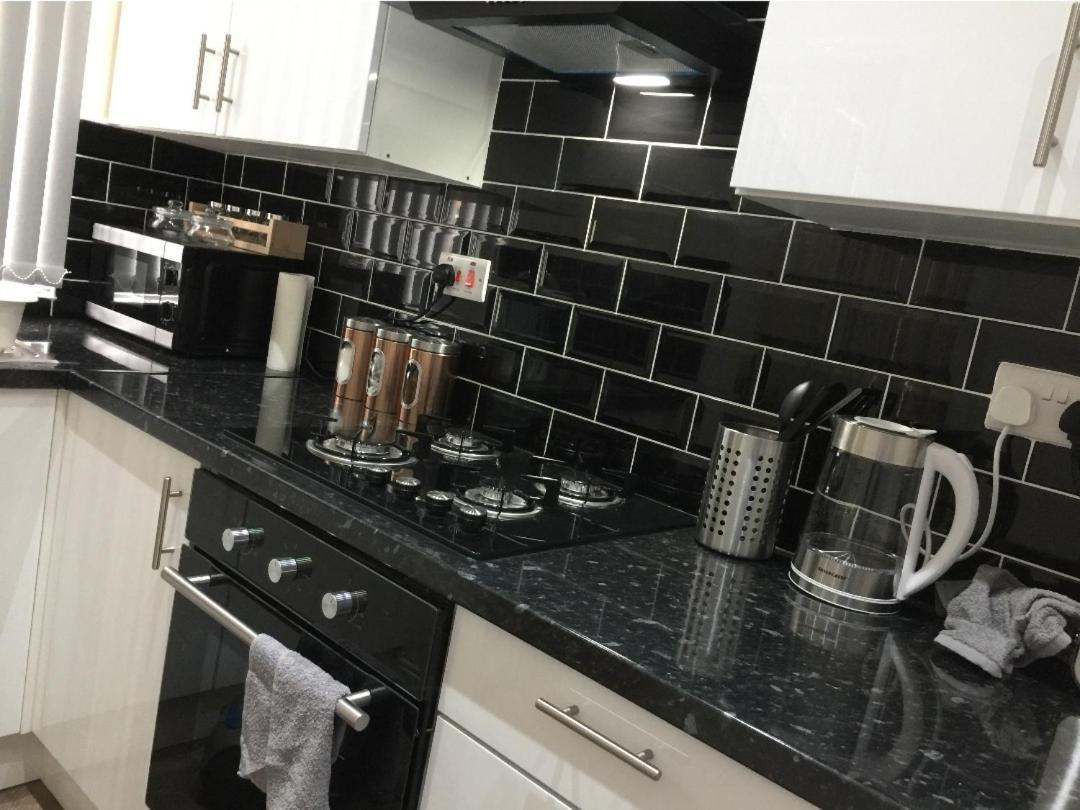 לידס Spacious Two Bedroom House, Parking And Wifi מראה חיצוני תמונה