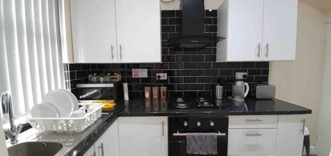 לידס Spacious Two Bedroom House, Parking And Wifi מראה חיצוני תמונה
