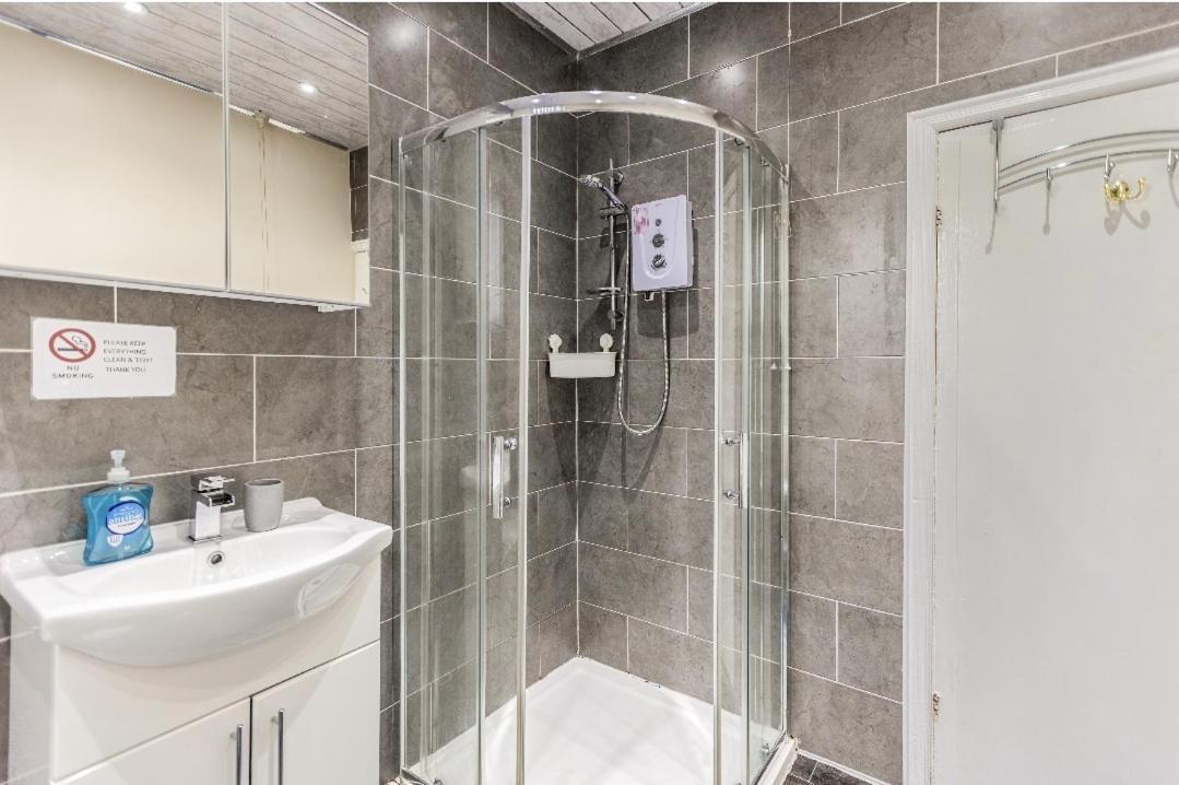 לידס Spacious Two Bedroom House, Parking And Wifi מראה חיצוני תמונה