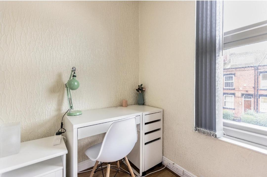 לידס Spacious Two Bedroom House, Parking And Wifi מראה חיצוני תמונה