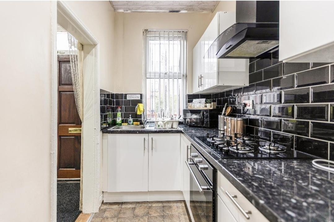 לידס Spacious Two Bedroom House, Parking And Wifi מראה חיצוני תמונה