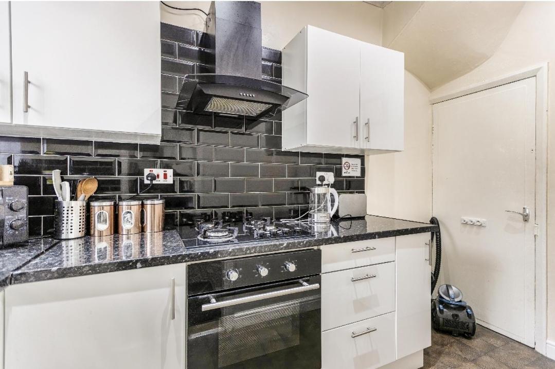 לידס Spacious Two Bedroom House, Parking And Wifi מראה חיצוני תמונה