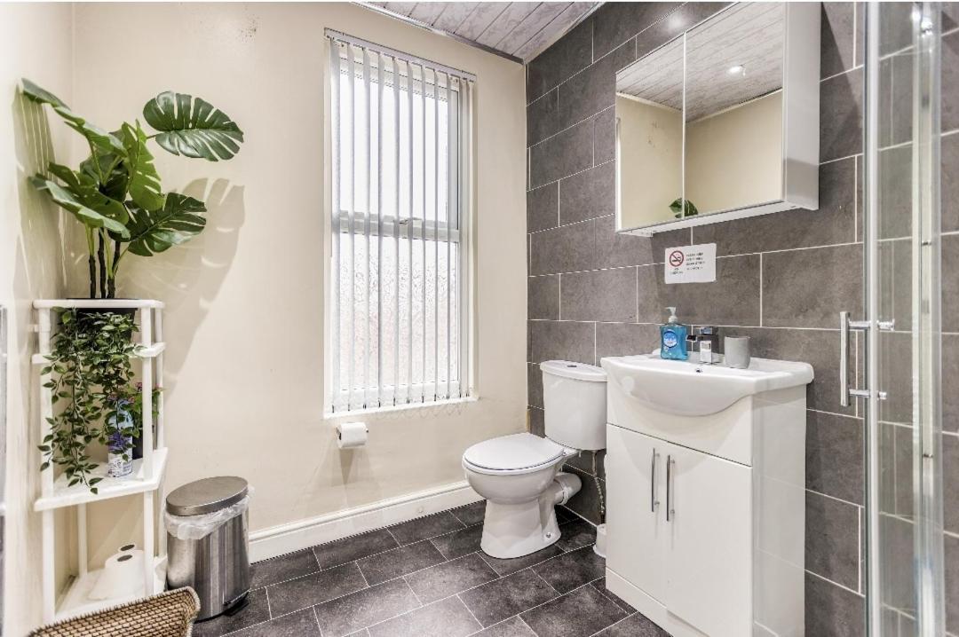 לידס Spacious Two Bedroom House, Parking And Wifi מראה חיצוני תמונה
