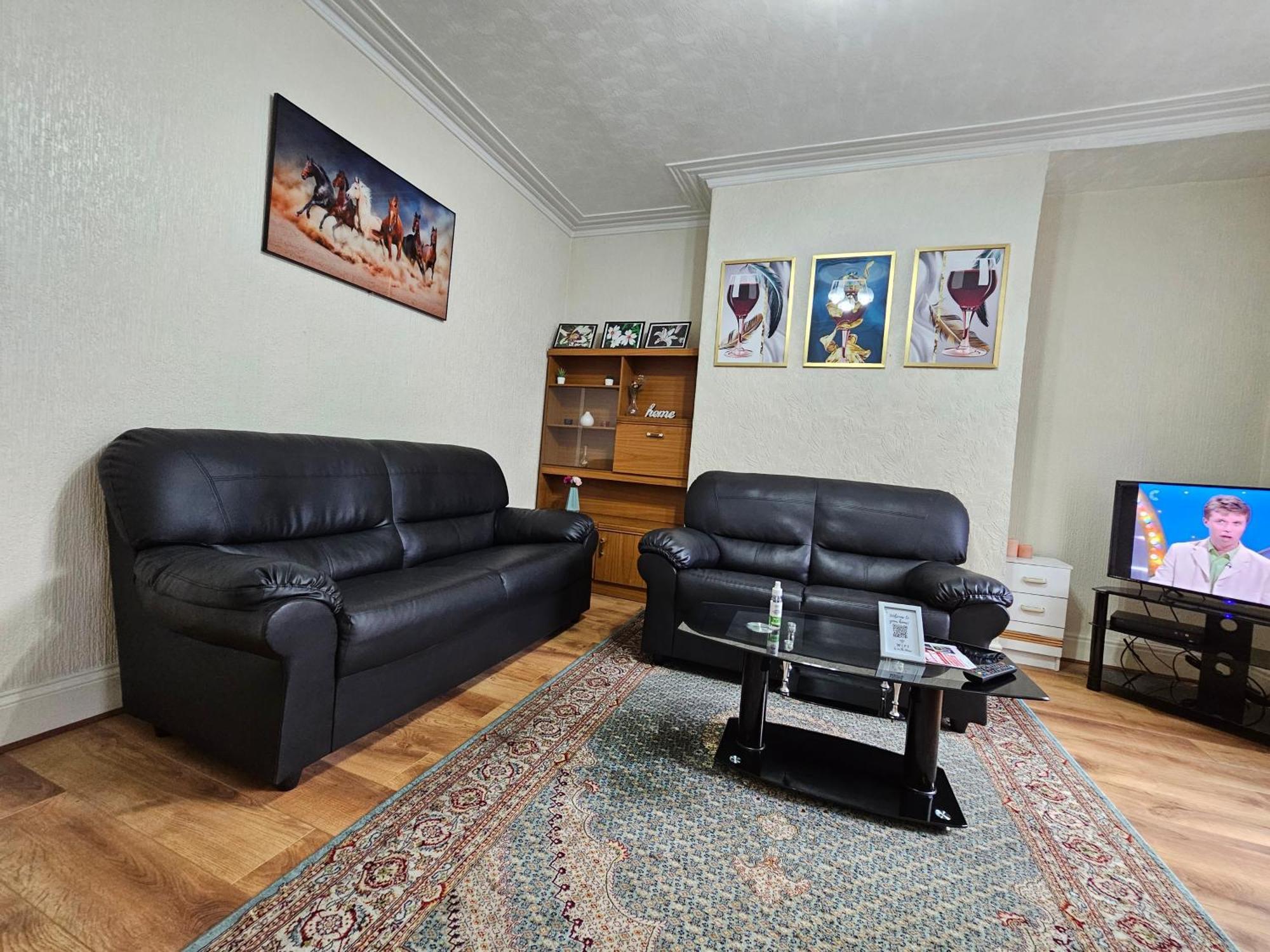לידס Spacious Two Bedroom House, Parking And Wifi מראה חיצוני תמונה